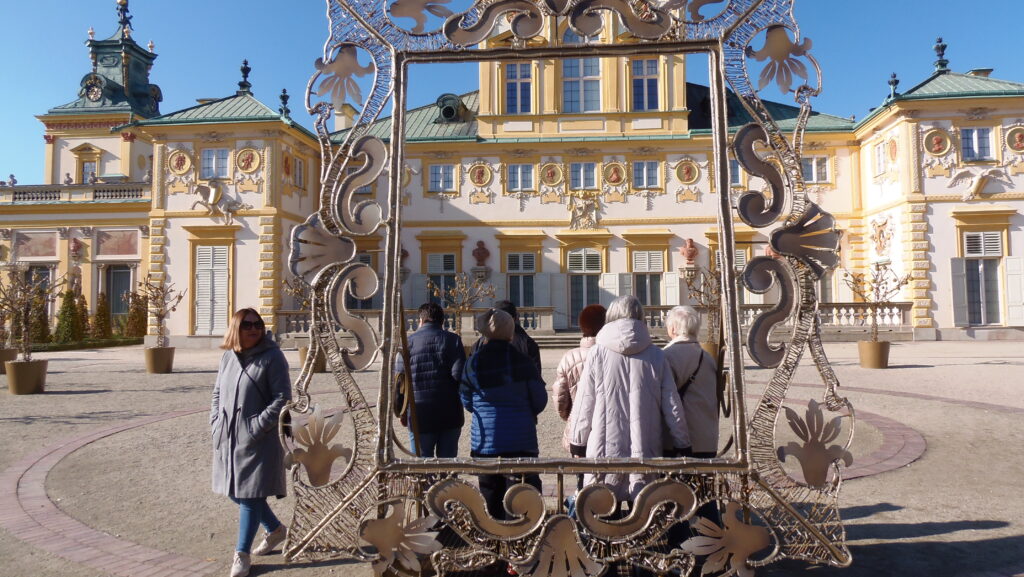 grupa osób stoi przed pałacem Jana III Sobieskiego w Wilnaowie